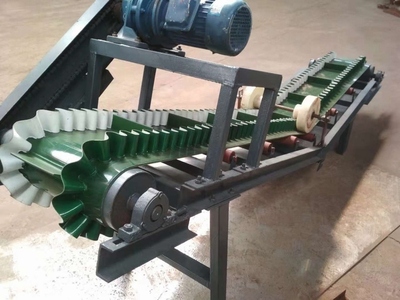 大倾角皮带输送机